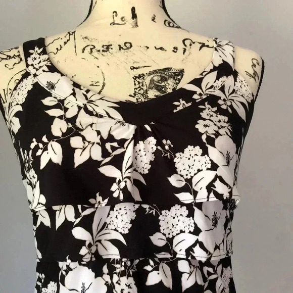 White House Black Market Too - Picture 2 of 6